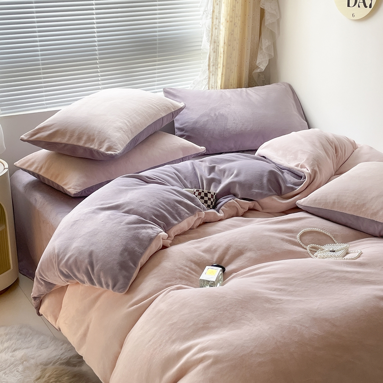 91家纺网 家纺一手货源 找家纺 小叮当家纺仓储工厂店 2025新款纯色双拼牛奶绒四件套190克 卡尔-桃粉+浅紫