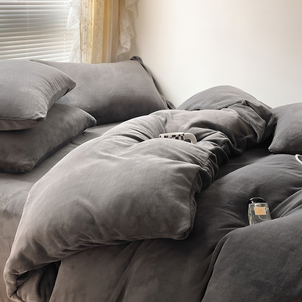 小叮当家纺仓储工厂店 2025新款纯色双拼牛奶绒四件套190克 卡尔-深灰