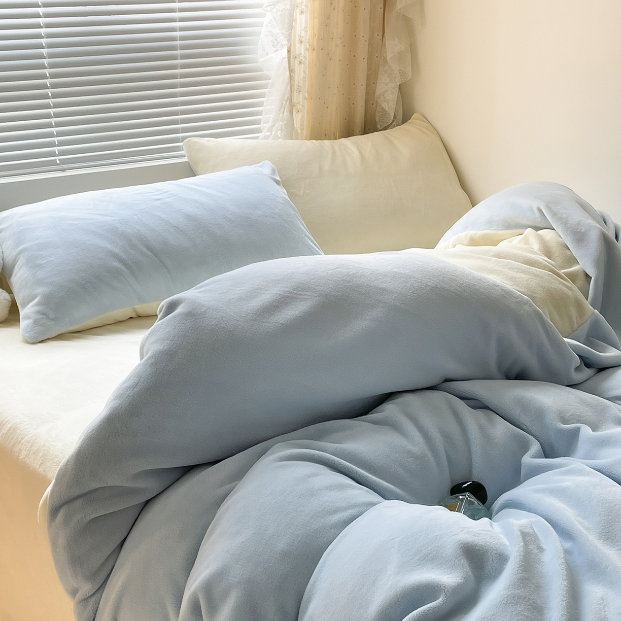 91家纺网 家纺一手货源 找家纺 小叮当家纺仓储工厂店 2025新款纯色双拼牛奶绒四件套190克 卡尔-浅蓝+奶黄