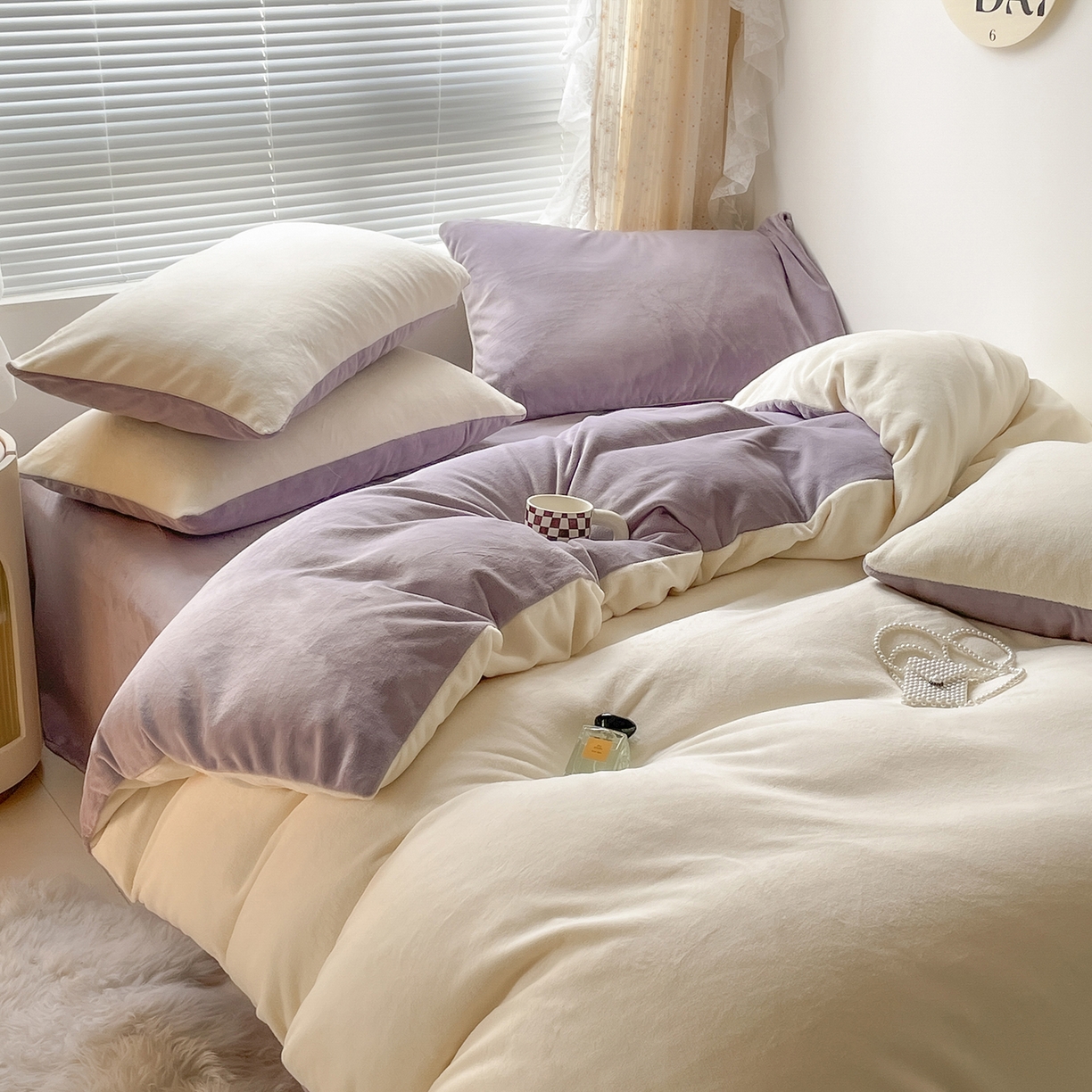 91家纺网 家纺一手货源 找家纺 小叮当家纺仓储工厂店 2025新款纯色双拼牛奶绒四件套190克 卡尔-奶黄+浅紫