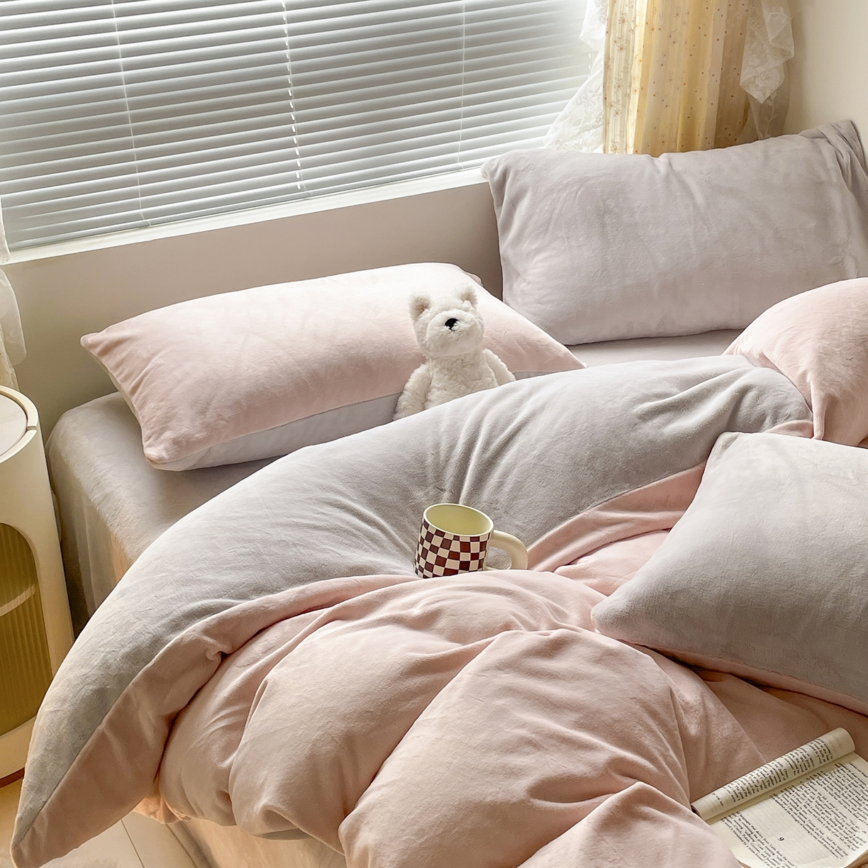 91家纺网 家纺一手货源 找家纺 小叮当家纺仓储工厂店 2025新款纯色双拼牛奶绒四件套190克 卡尔-桃粉+米灰