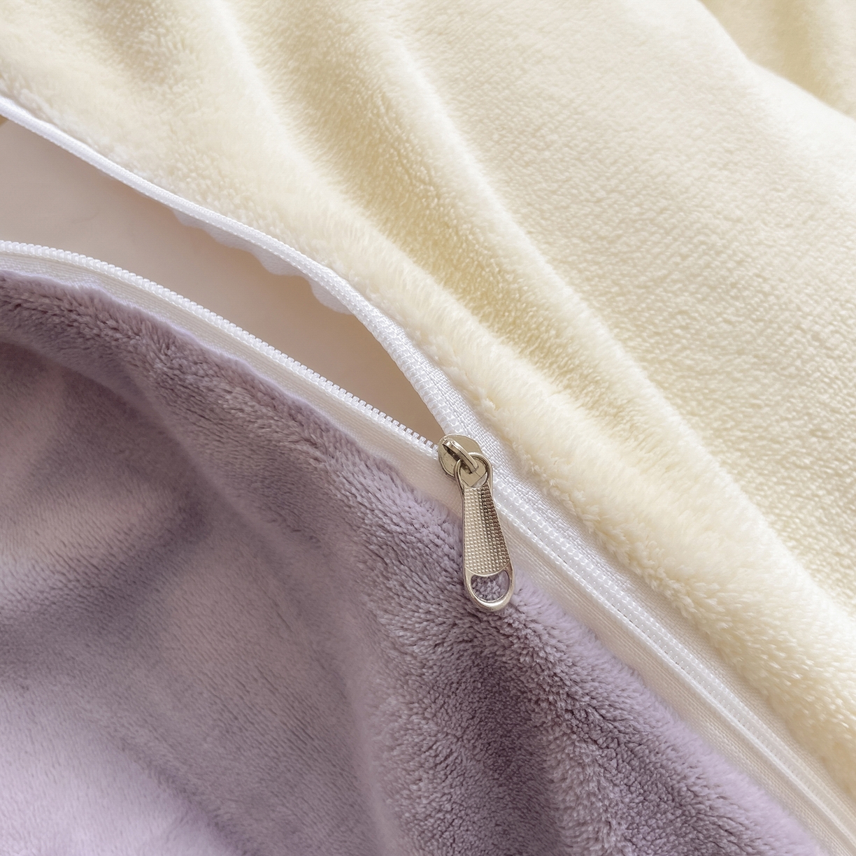 91家纺网 家纺一手货源 找家纺 小叮当家纺仓储工厂店 2025新款纯色双拼牛奶绒四件套190克 卡尔-奶黄+浅紫