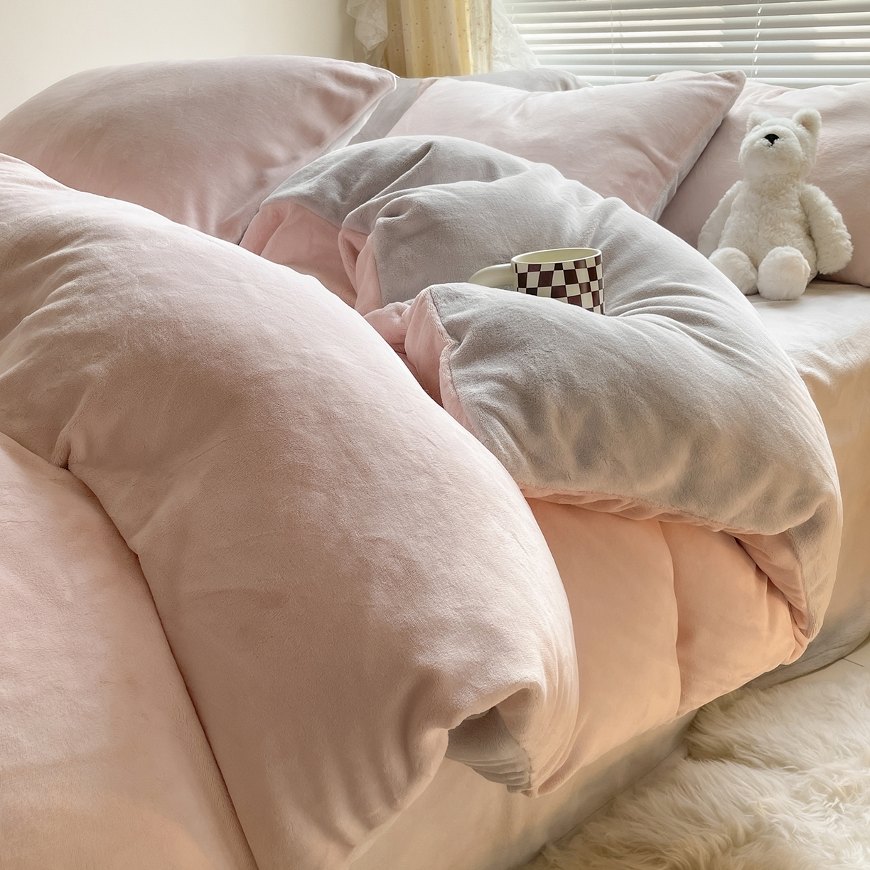 91家纺网 家纺一手货源 找家纺 小叮当家纺仓储工厂店 2025新款纯色双拼牛奶绒四件套190克 卡尔-桃粉+米灰