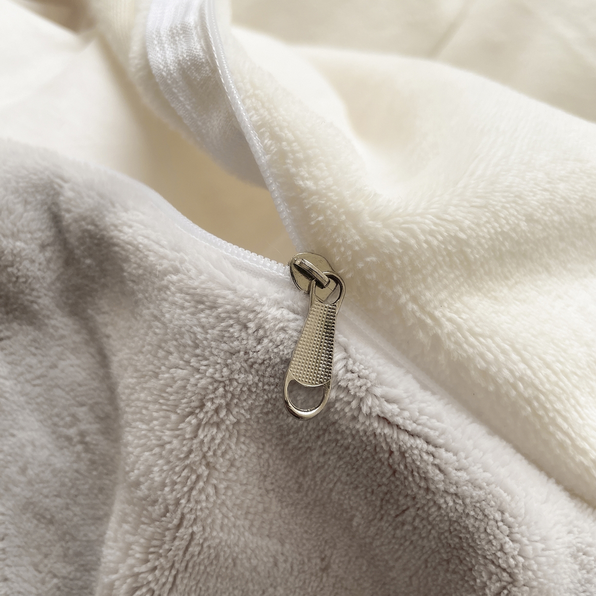 91家纺网 家纺一手货源 找家纺 小叮当家纺仓储工厂店 2025新款纯色双拼牛奶绒四件套190克 卡尔-米白+米灰