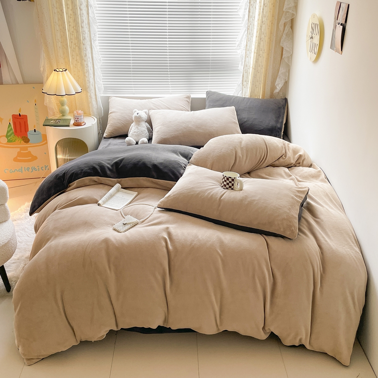 91家纺网 家纺一手货源 找家纺 小叮当家纺仓储工厂店 2025新款纯色双拼牛奶绒四件套190克 卡尔-奶咖+深灰