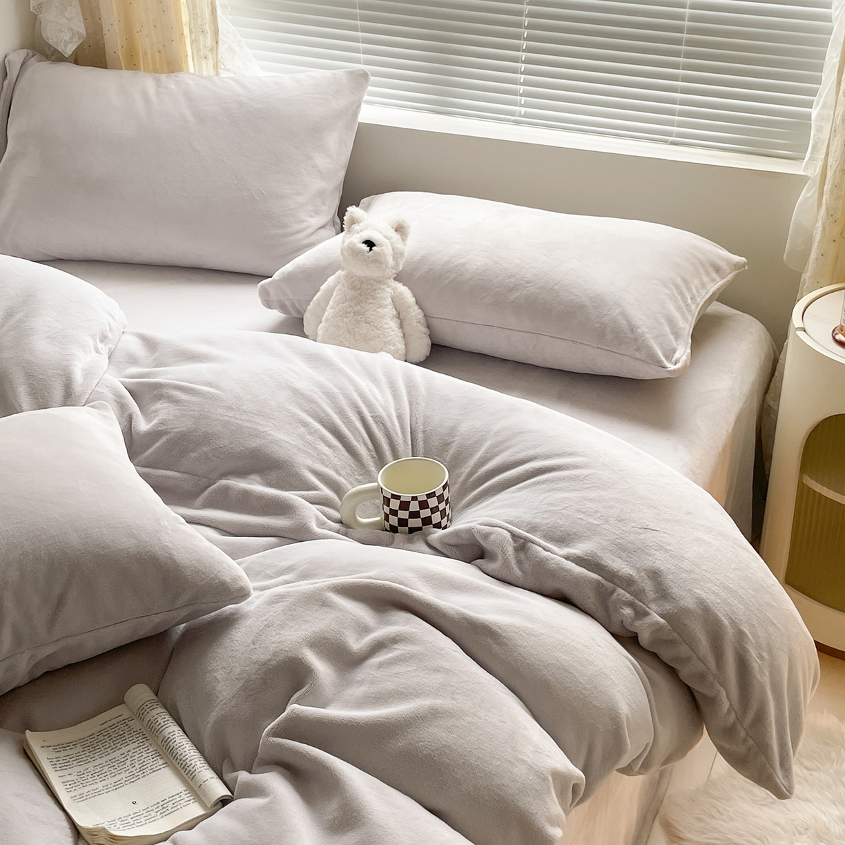 91家纺网 家纺一手货源 找家纺 小叮当家纺仓储工厂店 2025新款纯色双拼牛奶绒四件套190克 卡尔-米灰