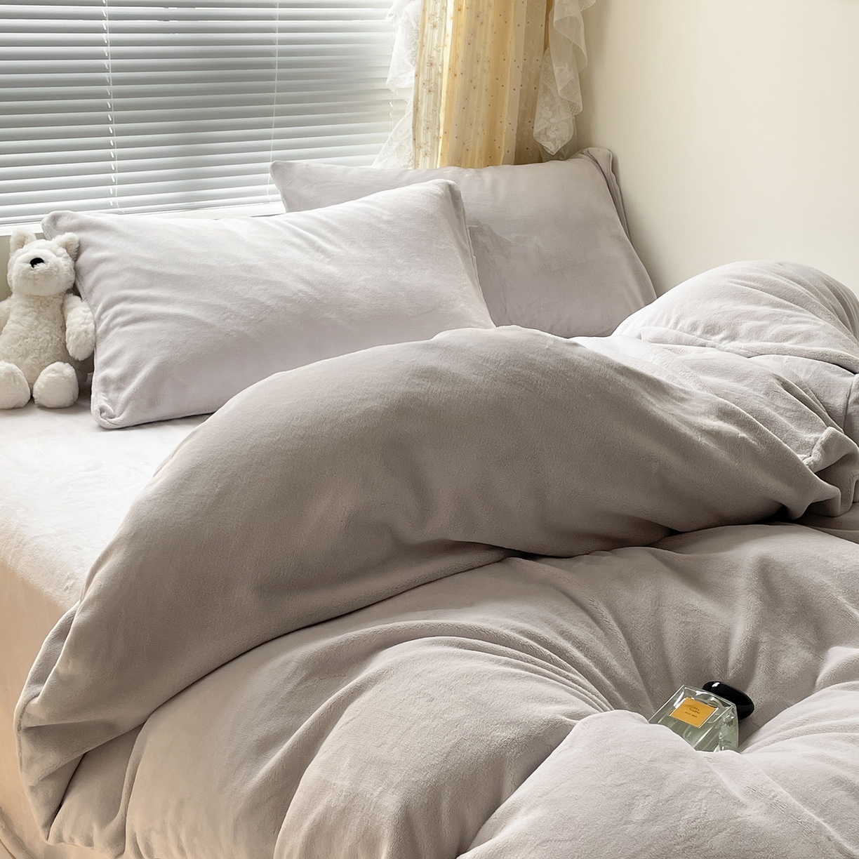 91家纺网 家纺一手货源 找家纺 小叮当家纺仓储工厂店 2025新款纯色双拼牛奶绒四件套190克 卡尔-米灰