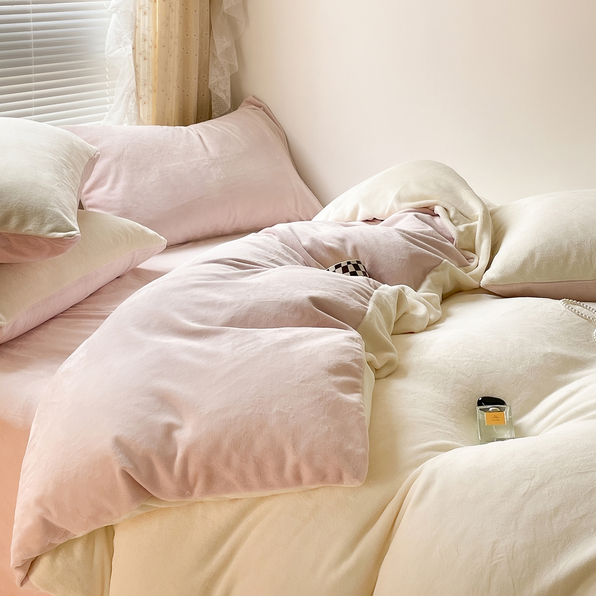 小叮当家纺仓储工厂店 2025新款纯色双拼牛奶绒四件套190克 卡尔-奶黄+桃粉