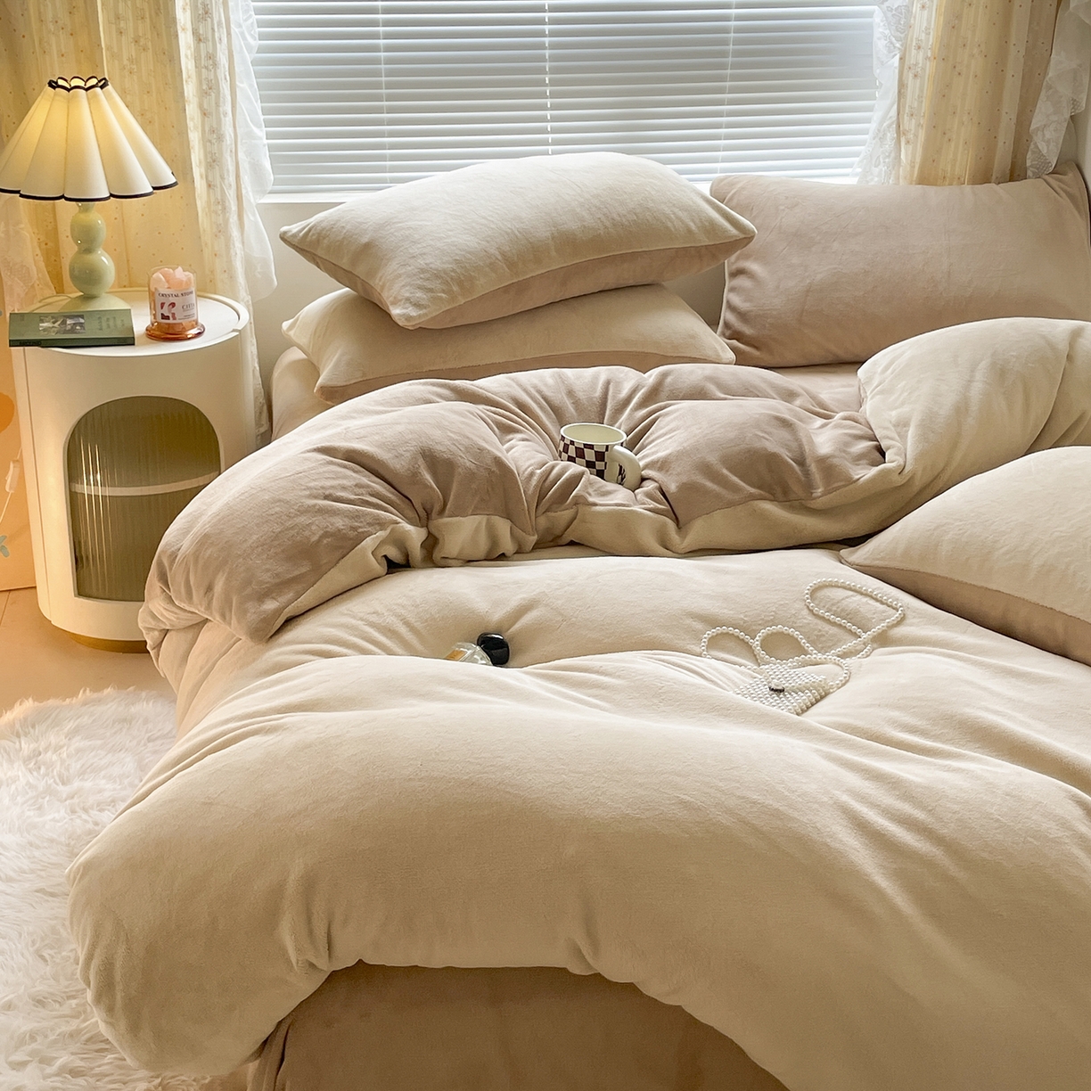 91家纺网 家纺一手货源 找家纺 小叮当家纺仓储工厂店 2025新款纯色双拼牛奶绒四件套190克 卡尔-米杏+奶咖