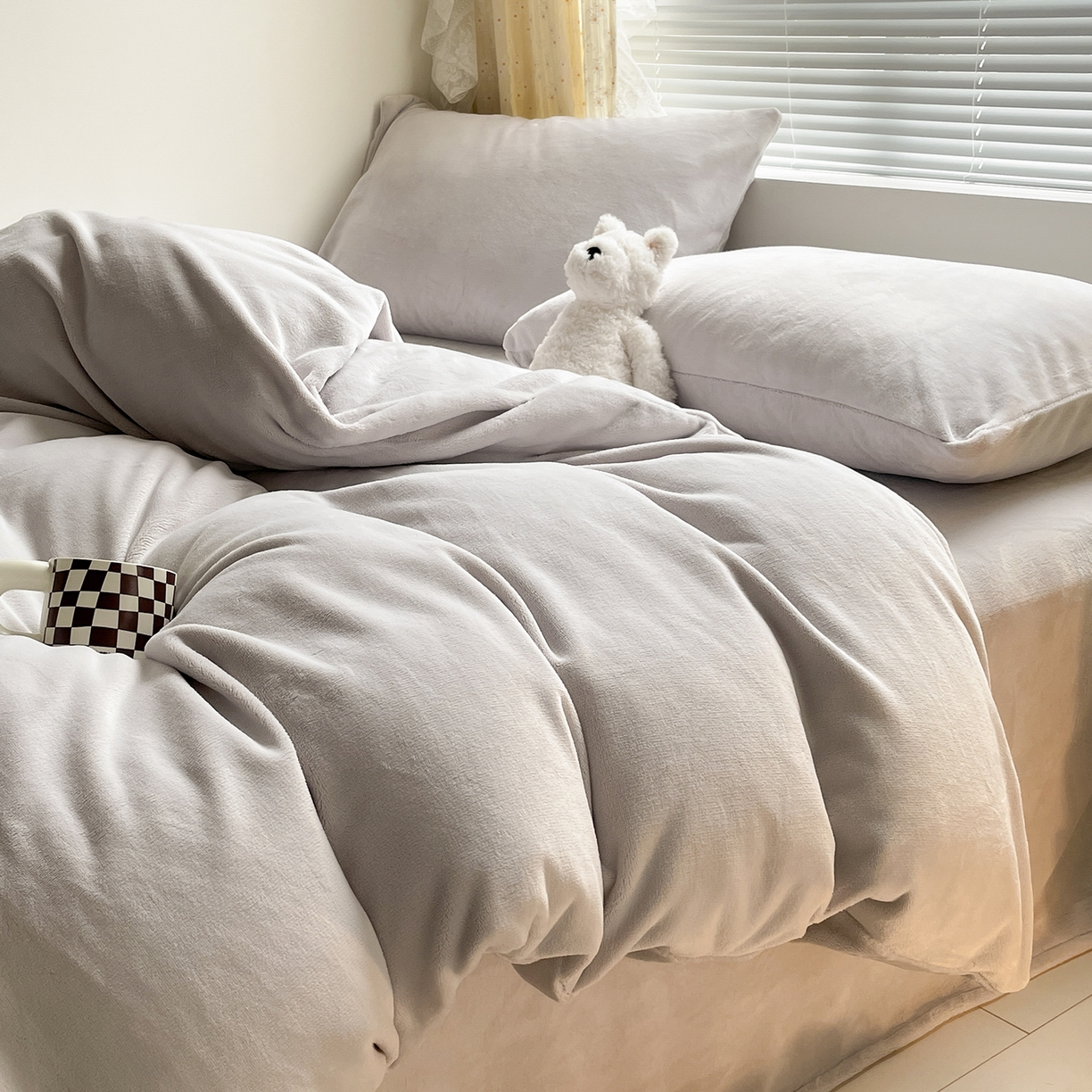 91家纺网 家纺一手货源 找家纺 小叮当家纺仓储工厂店 2025新款纯色双拼牛奶绒四件套190克 卡尔-米灰