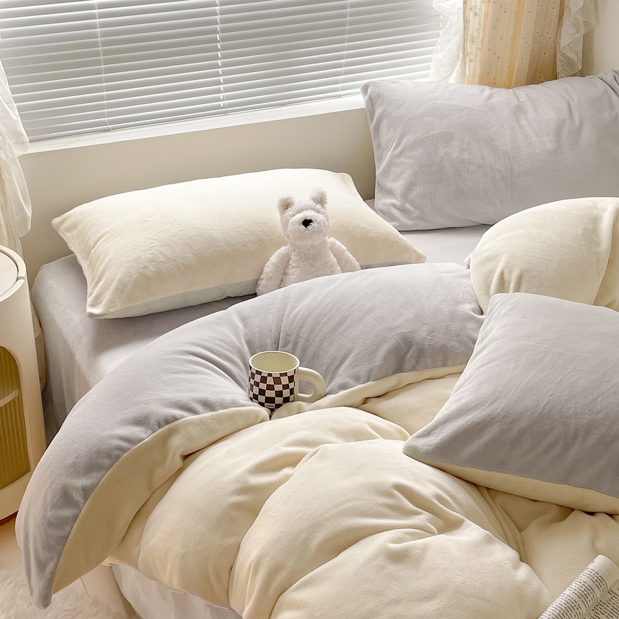 91家纺网 家纺一手货源 找家纺 小叮当家纺仓储工厂店 2025新款纯色双拼牛奶绒四件套190克 卡尔-奶黄+米灰