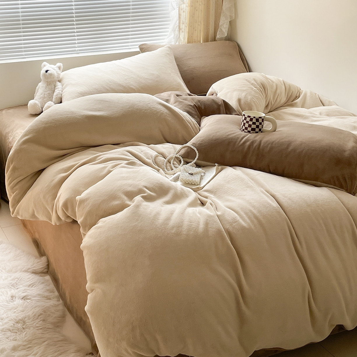 91家纺网 家纺一手货源 找家纺 小叮当家纺仓储工厂店 2025新款纯色双拼牛奶绒四件套190克 卡尔-米杏+茶咖