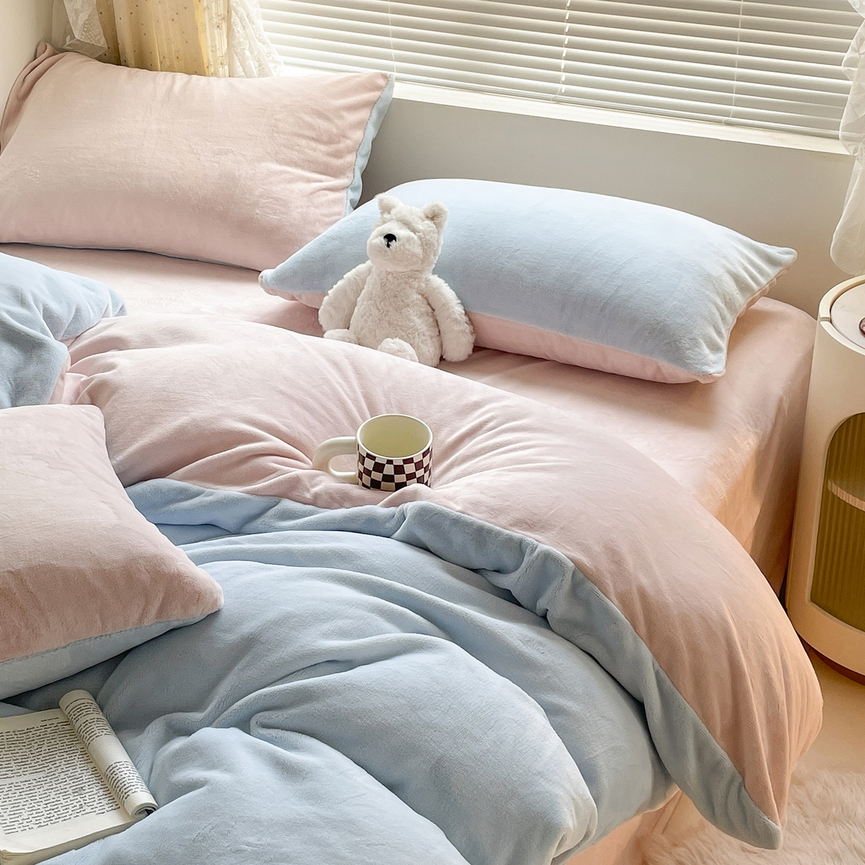 91家纺网 家纺一手货源 找家纺 小叮当家纺仓储工厂店 2025新款纯色双拼牛奶绒四件套190克 卡尔-浅蓝+桃粉