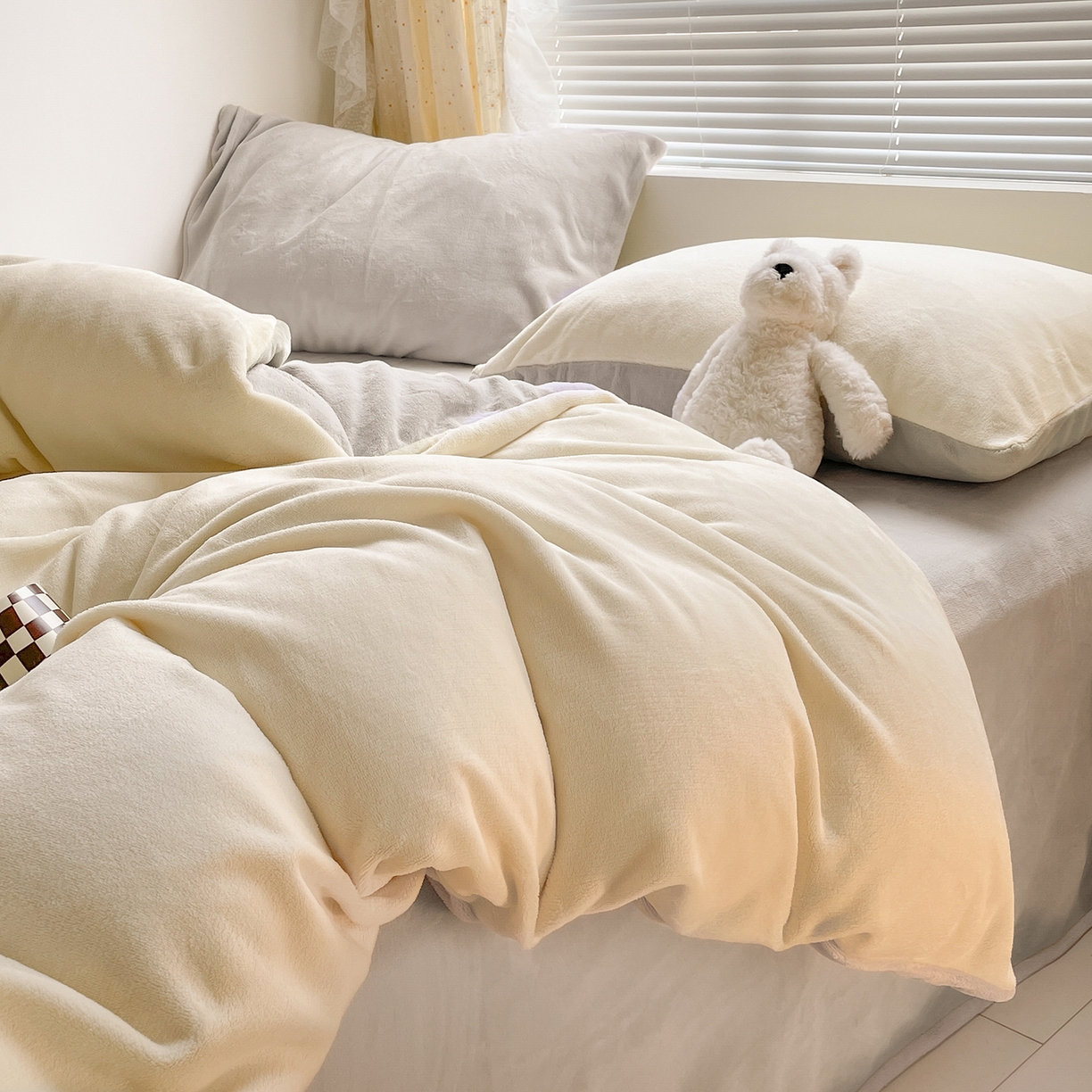 91家纺网 家纺一手货源 找家纺 小叮当家纺仓储工厂店 2025新款纯色双拼牛奶绒四件套190克 卡尔-奶黄+米灰