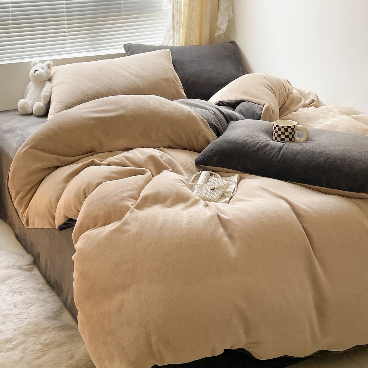 91家纺网 家纺一手货源 找家纺 小叮当家纺仓储工厂店 2025新款纯色双拼牛奶绒四件套190克 卡尔-奶咖+深灰