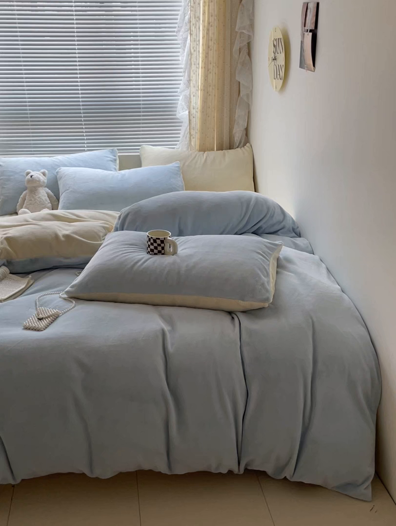 91家纺网 家纺一手货源 找家纺 小叮当家纺仓储工厂店 2025新款纯色双拼牛奶绒四件套190克 卡尔-浅蓝+奶黄