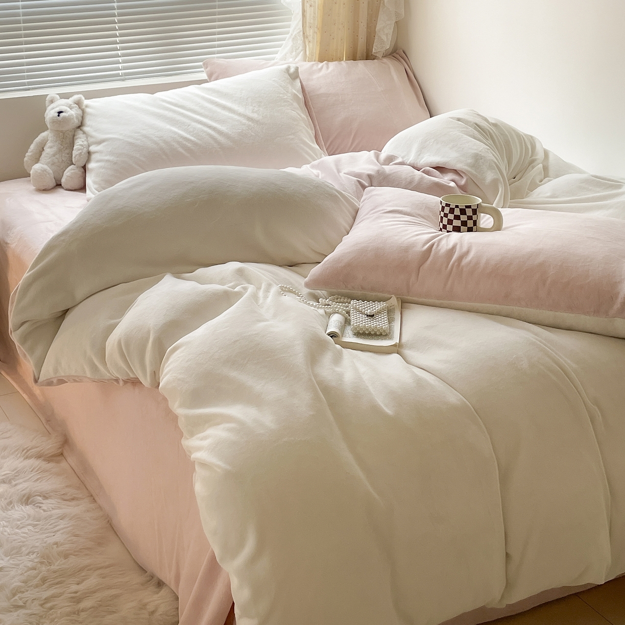 91家纺网 家纺一手货源 找家纺 小叮当家纺仓储工厂店 2025新款纯色双拼牛奶绒四件套190克 卡尔-米白+桃粉
