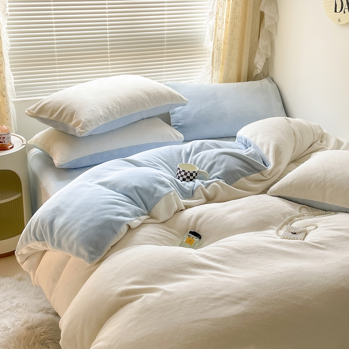 91家纺网 家纺一手货源 找家纺 小叮当家纺仓储工厂店 2025新款纯色双拼牛奶绒四件套190克 卡尔-米白+浅蓝