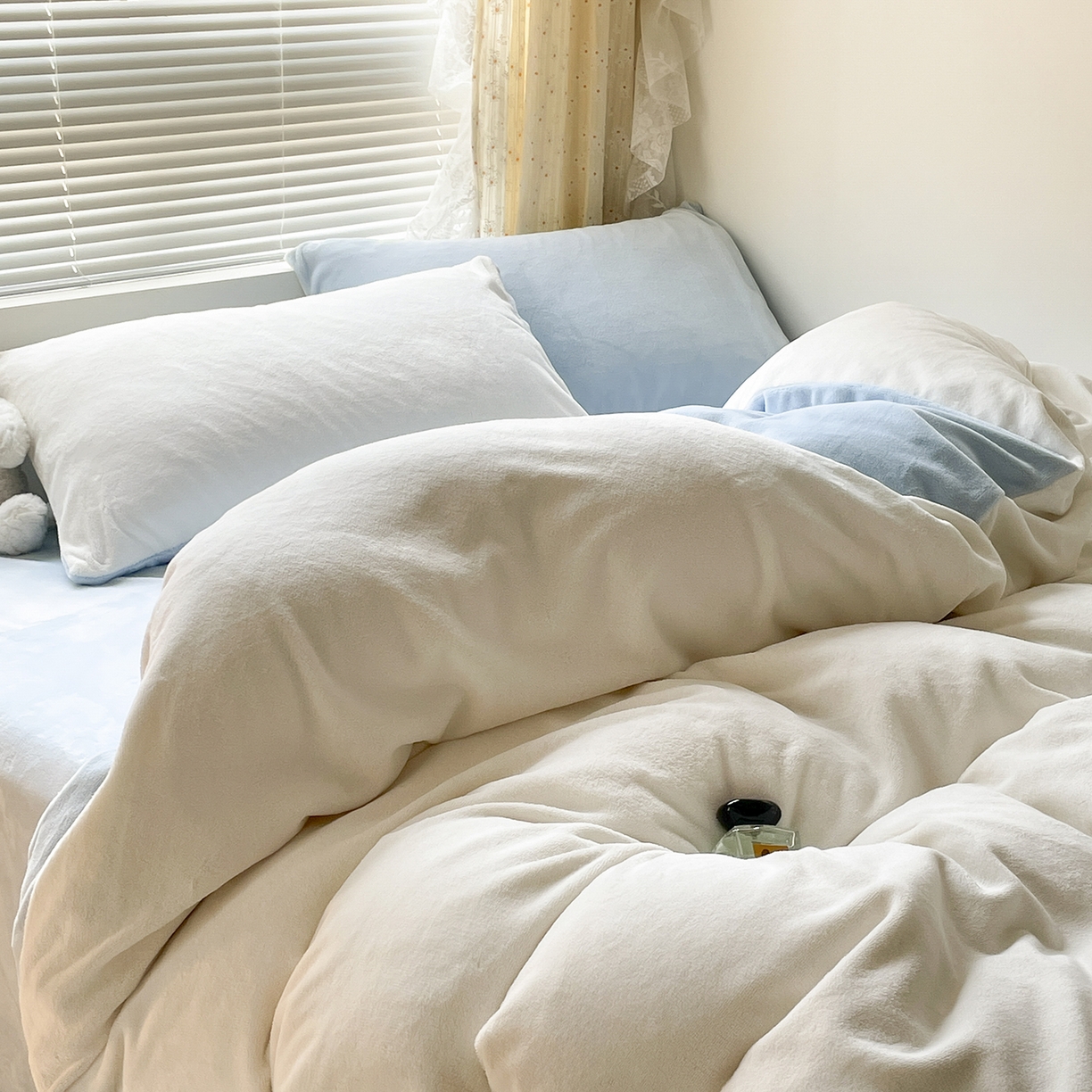 91家纺网 家纺一手货源 找家纺 小叮当家纺仓储工厂店 2025新款纯色双拼牛奶绒四件套190克 卡尔-米白+浅蓝