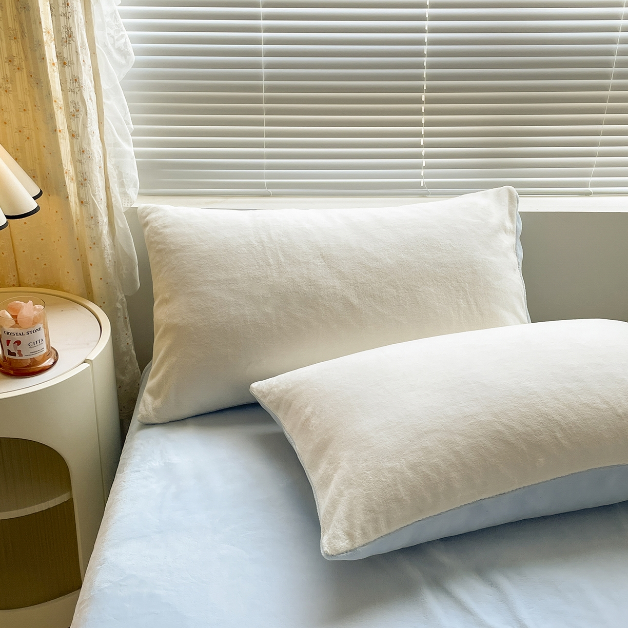 91家纺网 家纺一手货源 找家纺 小叮当家纺仓储工厂店 2025新款纯色双拼牛奶绒四件套190克 卡尔-米白+浅蓝