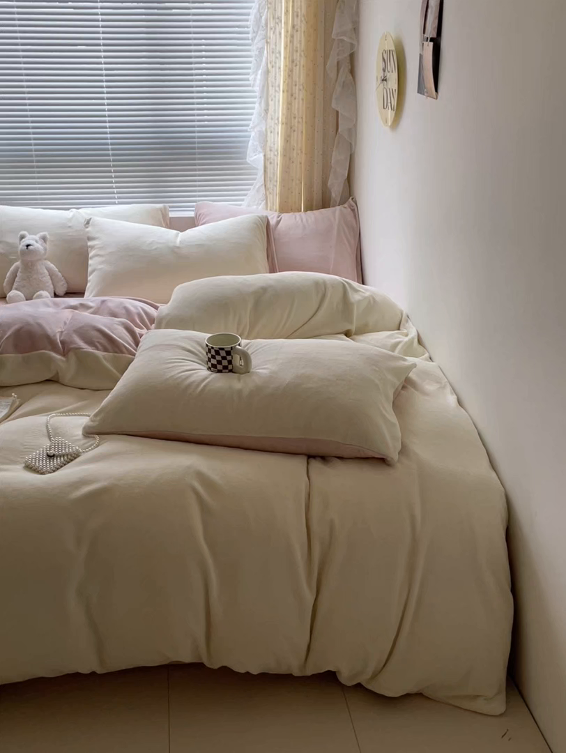 91家纺网 家纺一手货源 找家纺 小叮当家纺仓储工厂店 2025新款纯色双拼牛奶绒四件套190克 卡尔-奶黄+桃粉