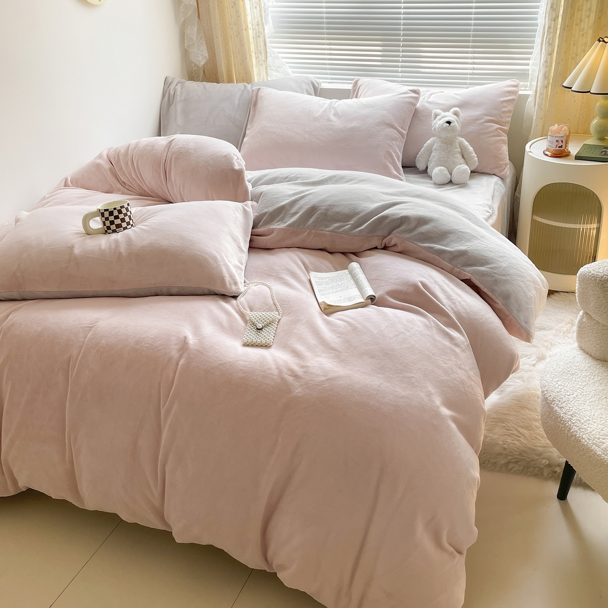 91家纺网 家纺一手货源 找家纺 小叮当家纺仓储工厂店 2025新款纯色双拼牛奶绒四件套190克 卡尔-桃粉+米灰