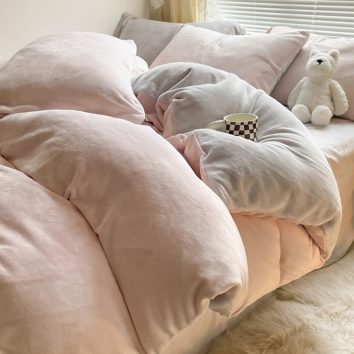 91家纺网 家纺一手货源 找家纺 小叮当家纺仓储工厂店 2025新款纯色双拼牛奶绒四件套190克 卡尔-桃粉+米灰