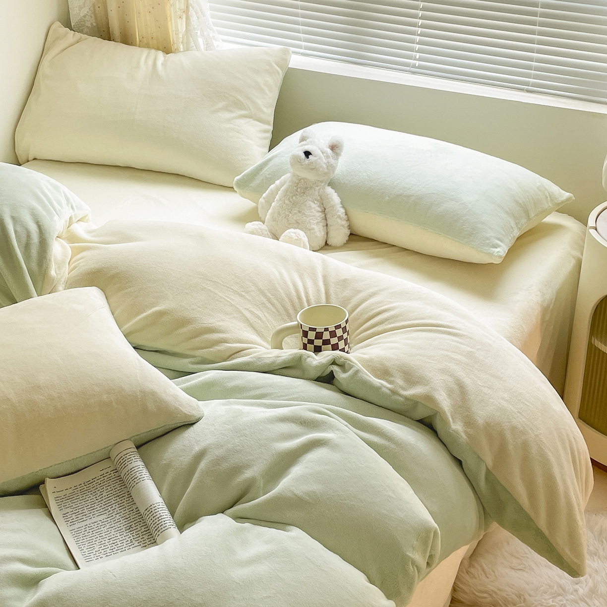 91家纺网 家纺一手货源 找家纺 小叮当家纺仓储工厂店 2025新款纯色双拼牛奶绒四件套190克 卡尔-芽绿+奶黄