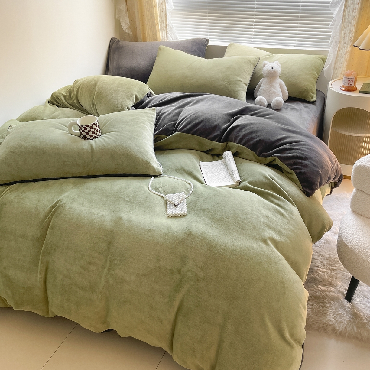 91家纺网 家纺一手货源 找家纺 小叮当家纺仓储工厂店 2025新款纯色双拼牛奶绒四件套190克 卡尔-榄绿+深灰