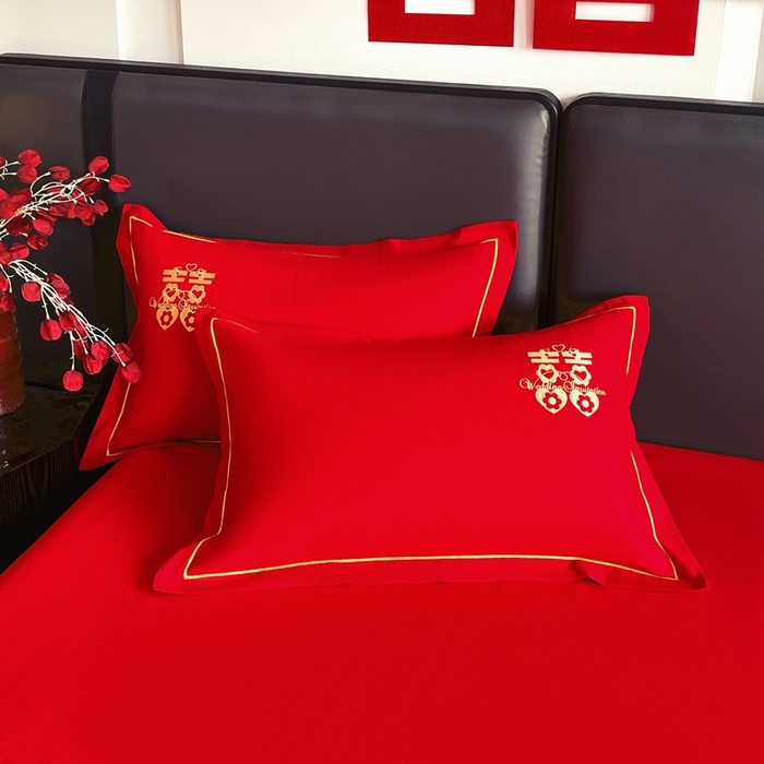 91家纺网 家纺一手货源 找家纺 艾橙家纺 2025新款大红云朵棉刺绣婚庆系列四件套 相爱一生