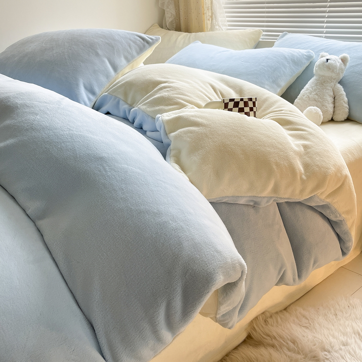 91家纺网 家纺一手货源 找家纺 小叮当家纺仓储工厂店 2025新款纯色双拼牛奶绒四件套190克 卡尔-浅蓝+奶黄