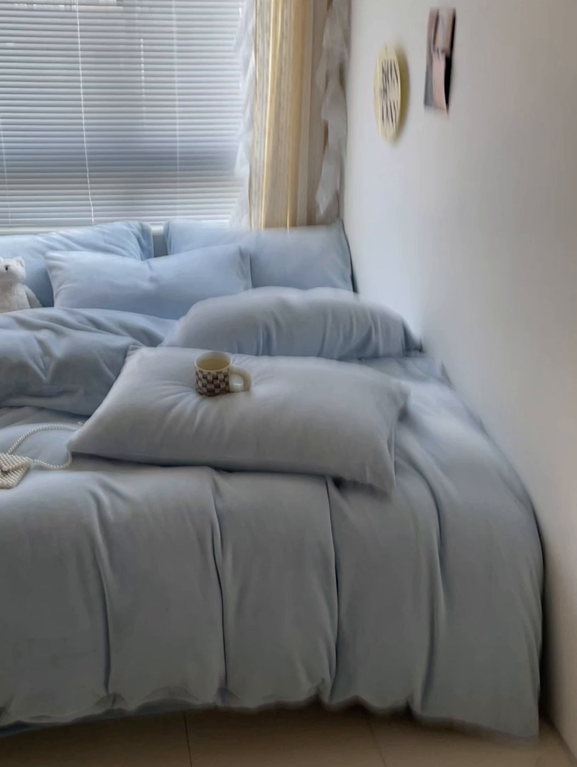 91家纺网 家纺一手货源 找家纺 小叮当家纺仓储工厂店 2025新款纯色双拼牛奶绒四件套190克 卡尔-浅蓝