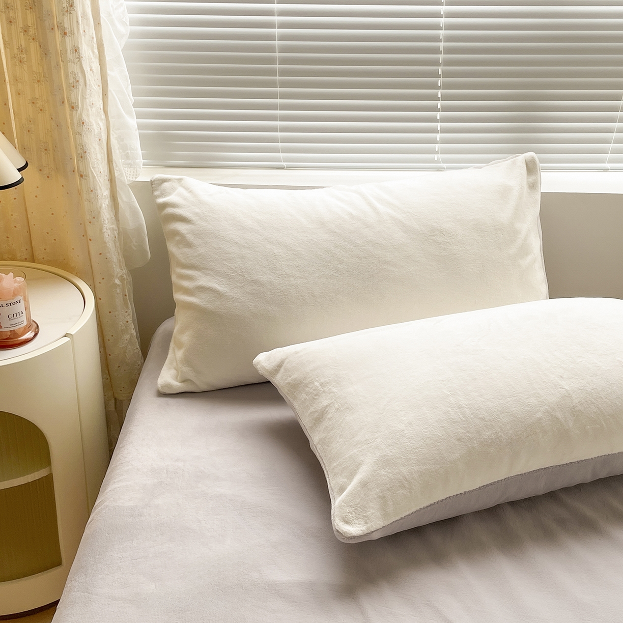 91家纺网 家纺一手货源 找家纺 小叮当家纺仓储工厂店 2025新款纯色双拼牛奶绒四件套190克 卡尔-米白+米灰