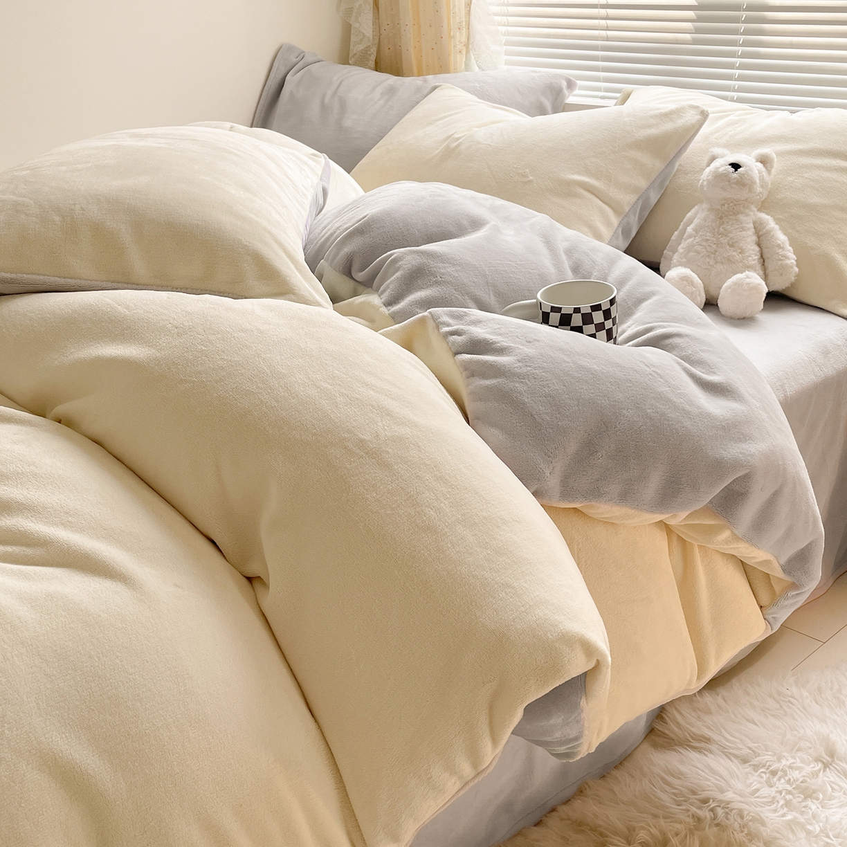 91家纺网 家纺一手货源 找家纺 小叮当家纺仓储工厂店 2025新款纯色双拼牛奶绒四件套190克 卡尔-奶黄+米灰