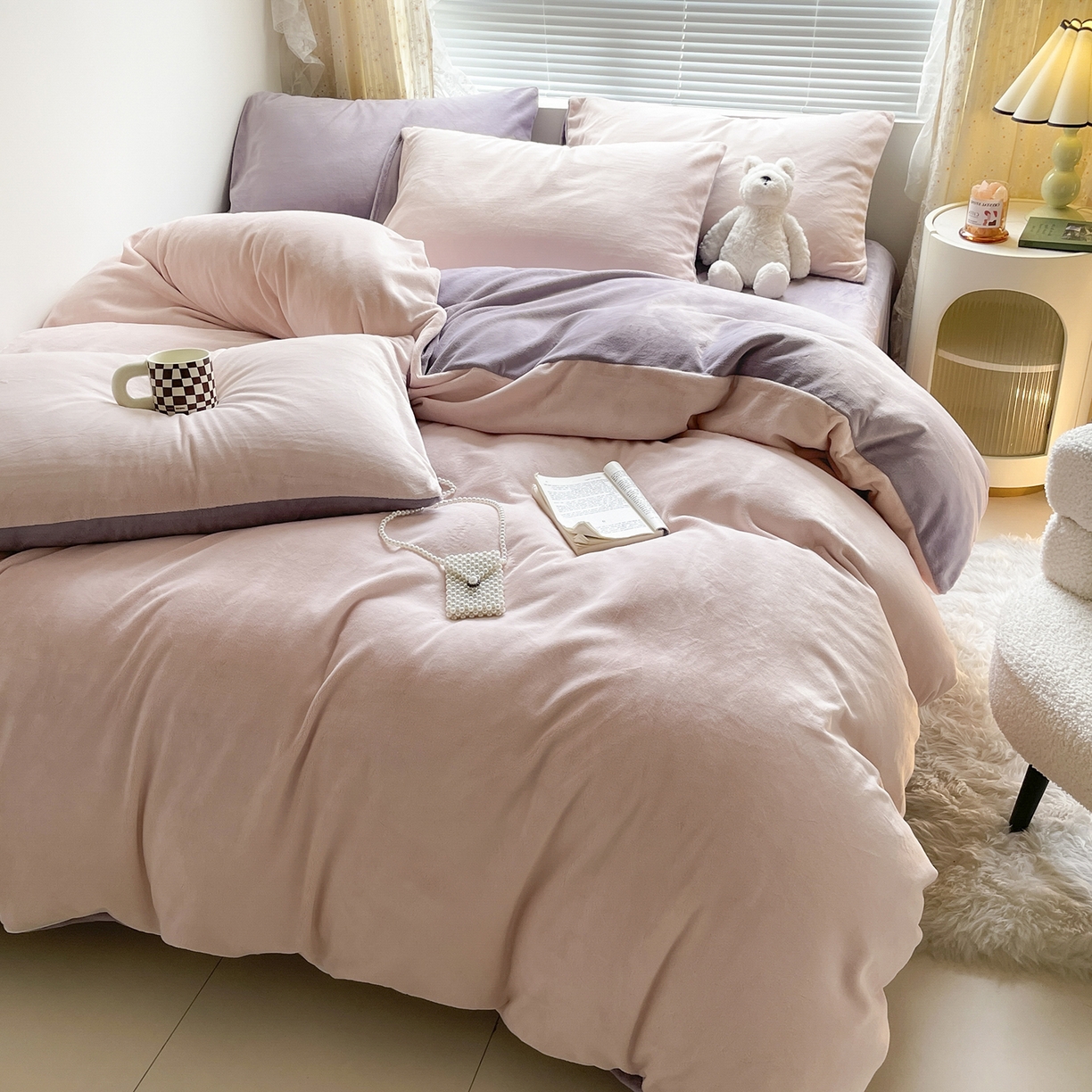 91家纺网 家纺一手货源 找家纺 小叮当家纺仓储工厂店 2025新款纯色双拼牛奶绒四件套190克 卡尔-桃粉+浅紫