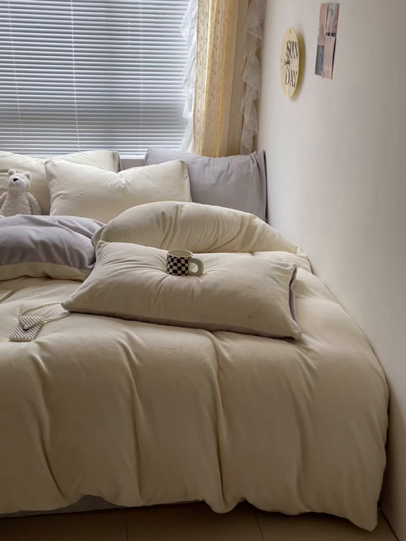 91家纺网 家纺一手货源 找家纺 小叮当家纺仓储工厂店 2025新款纯色双拼牛奶绒四件套190克 卡尔-奶黄+米灰