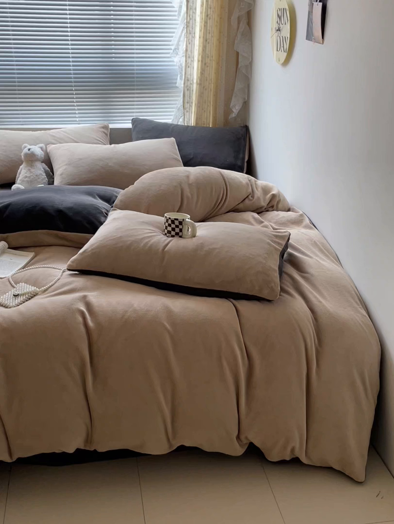 91家纺网 家纺一手货源 找家纺 小叮当家纺仓储工厂店 2025新款纯色双拼牛奶绒四件套190克 卡尔-奶咖+深灰