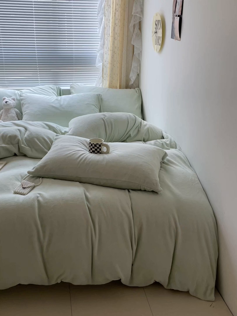 91家纺网 家纺一手货源 找家纺 小叮当家纺仓储工厂店 2025新款纯色双拼牛奶绒四件套190克 卡尔-芽绿