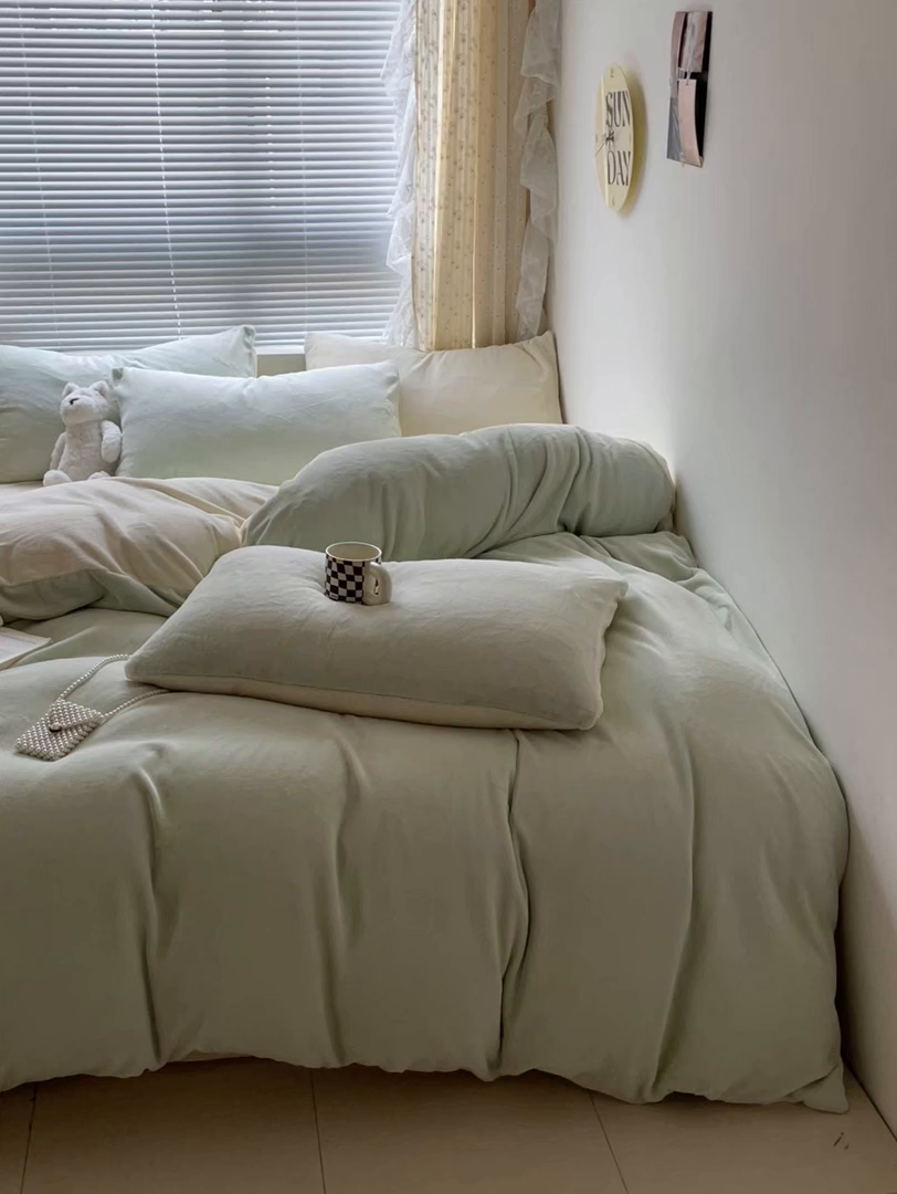 91家纺网 家纺一手货源 找家纺 小叮当家纺仓储工厂店 2025新款纯色双拼牛奶绒四件套190克 卡尔-芽绿+奶黄
