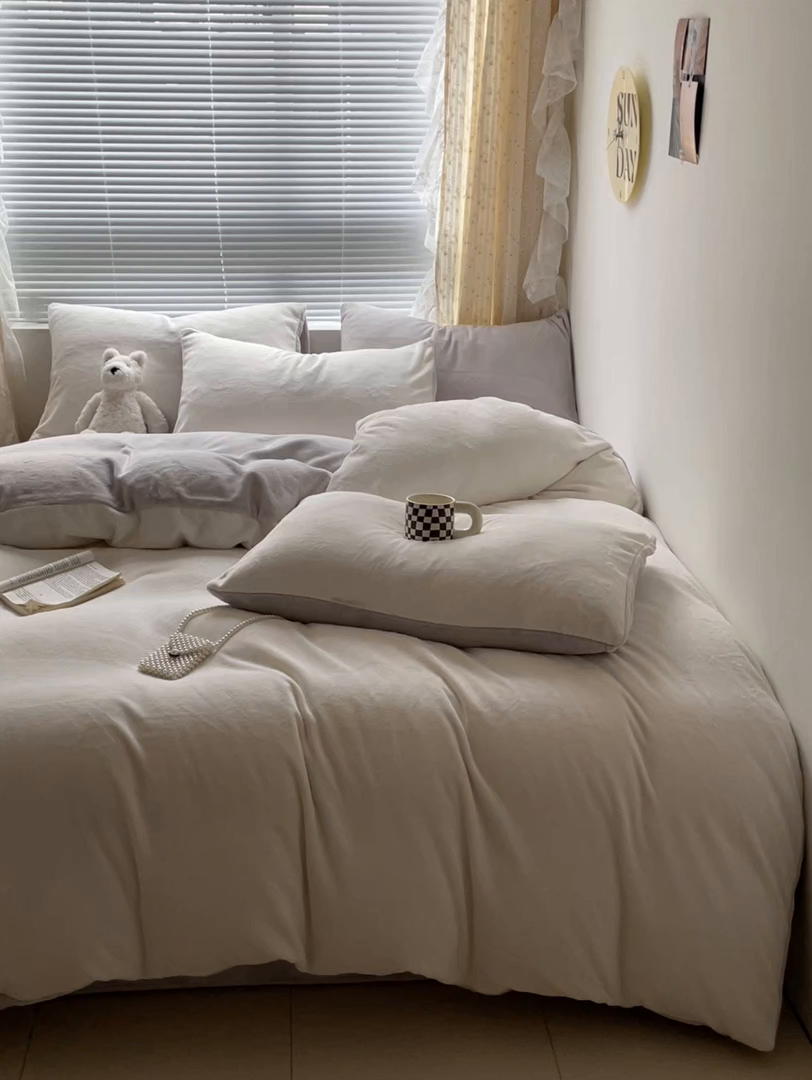 91家纺网 家纺一手货源 找家纺 小叮当家纺仓储工厂店 2025新款纯色双拼牛奶绒四件套190克 卡尔-米白+米灰