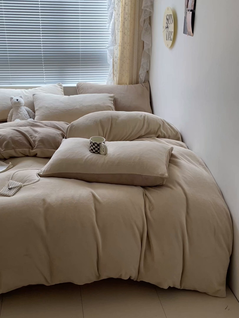 91家纺网 家纺一手货源 找家纺 小叮当家纺仓储工厂店 2025新款纯色双拼牛奶绒四件套190克 卡尔-米杏+奶咖