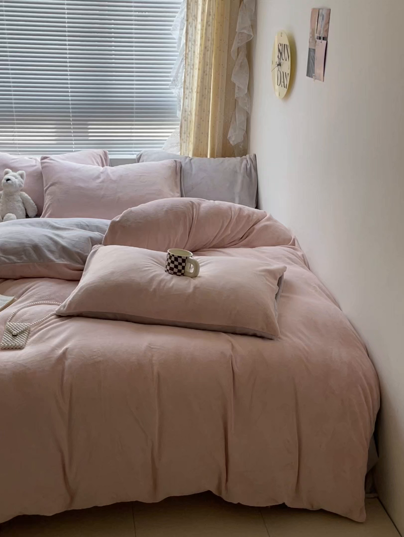 91家纺网 家纺一手货源 找家纺 小叮当家纺仓储工厂店 2025新款纯色双拼牛奶绒四件套190克 卡尔-桃粉+米灰