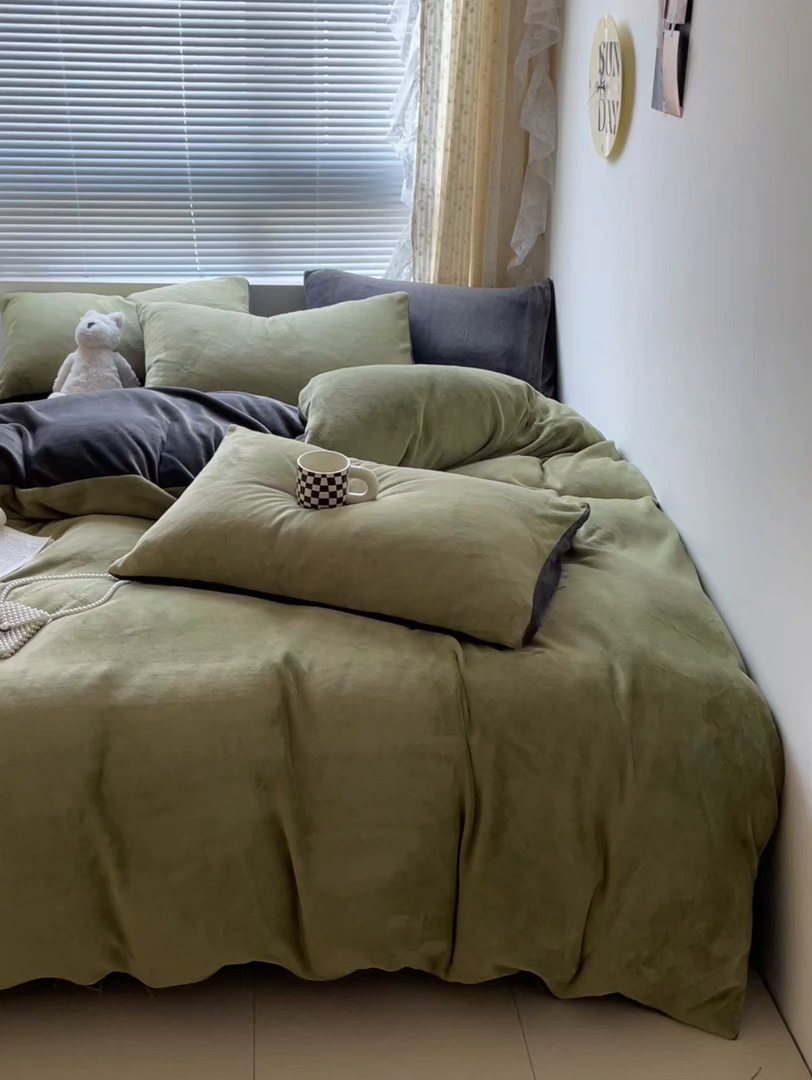 91家纺网 家纺一手货源 找家纺 小叮当家纺仓储工厂店 2025新款纯色双拼牛奶绒四件套190克 卡尔-榄绿+深灰