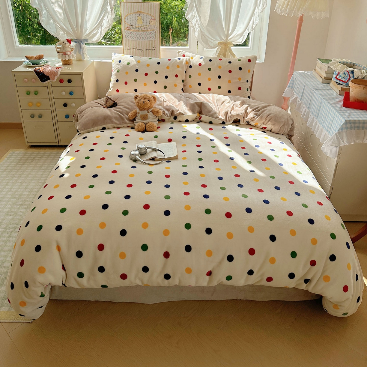 91家纺网 家纺一手货源 找家纺 暖芯优选 2025新款小清新加厚高克重牛奶绒四件套直播热款电商热款 奇异波点