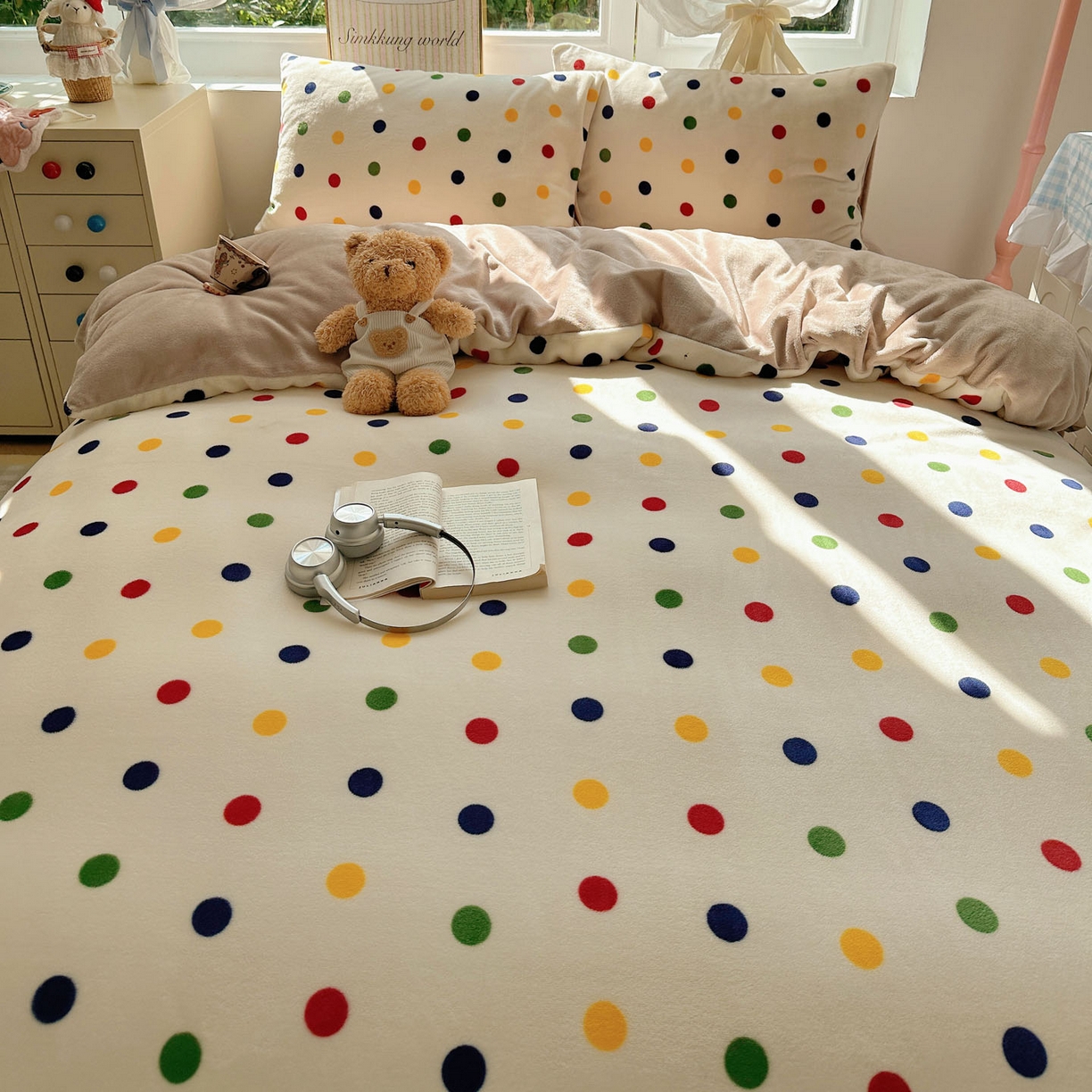 91家纺网 家纺一手货源 找家纺 暖芯优选 2025新款小清新加厚高克重牛奶绒四件套直播热款电商热款 奇异波点