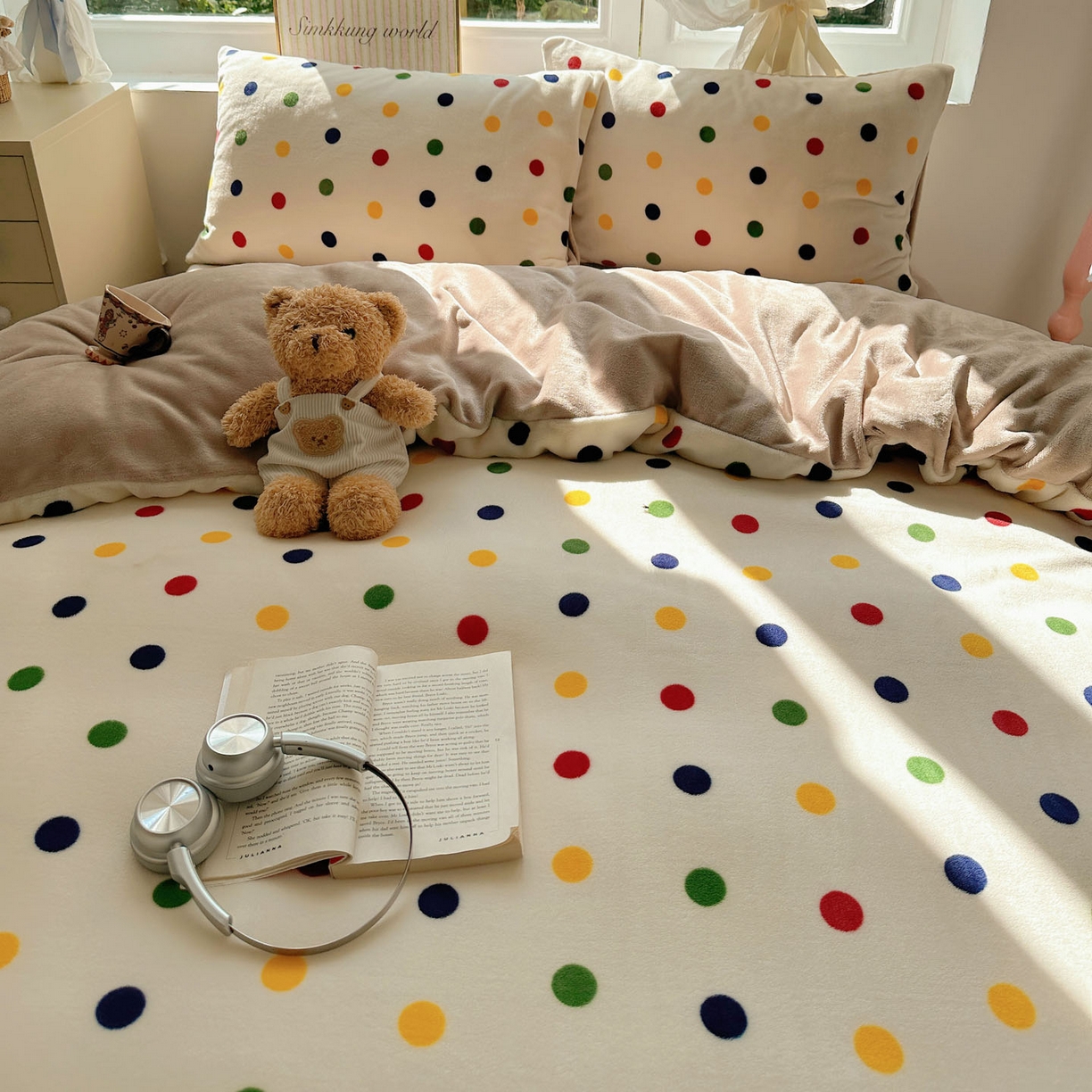 91家纺网 家纺一手货源 找家纺 暖芯优选 2025新款小清新加厚高克重牛奶绒四件套直播热款电商热款 奇异波点