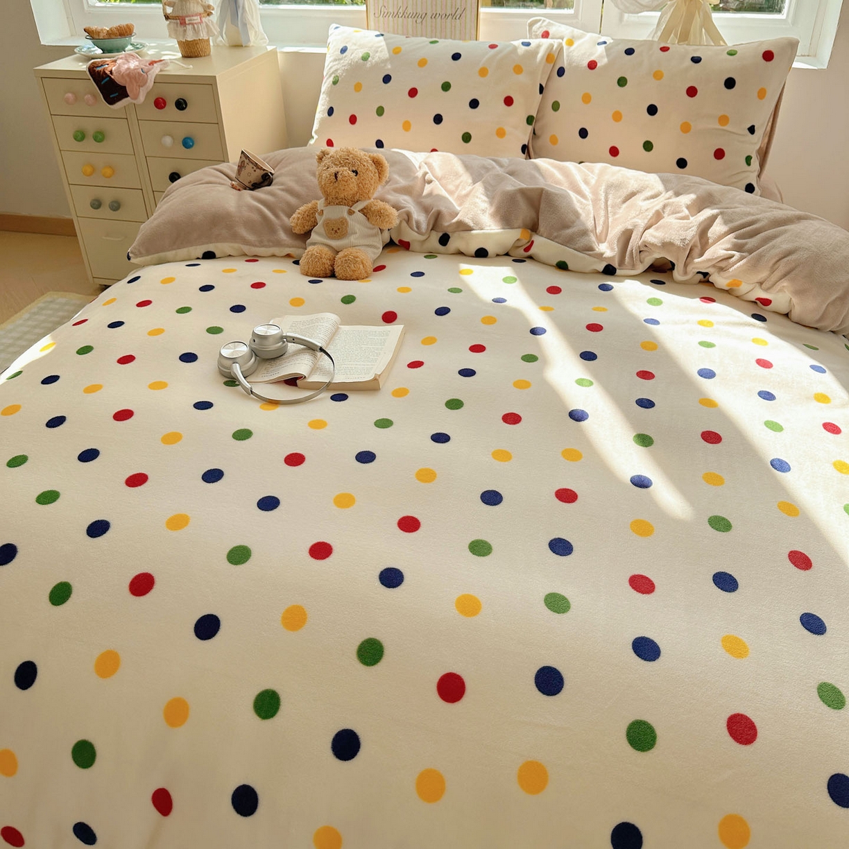 91家纺网 家纺一手货源 找家纺 暖芯优选 2025新款小清新加厚高克重牛奶绒四件套直播热款电商热款 奇异波点