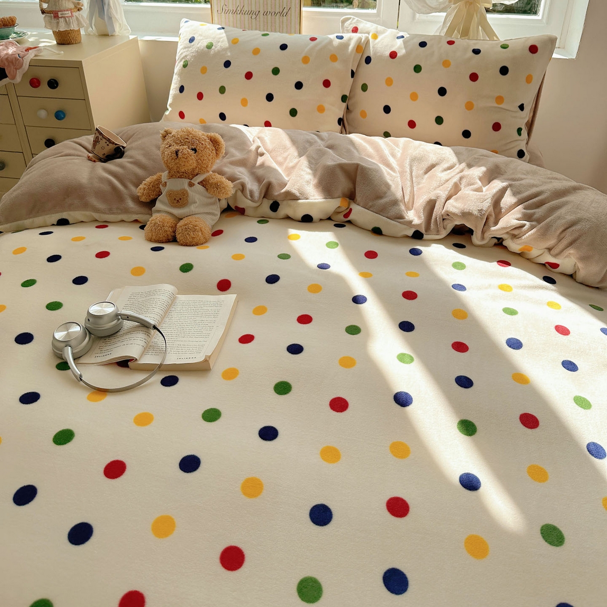 91家纺网 家纺一手货源 找家纺 暖芯优选 2025新款小清新加厚高克重牛奶绒四件套直播热款电商热款 奇异波点