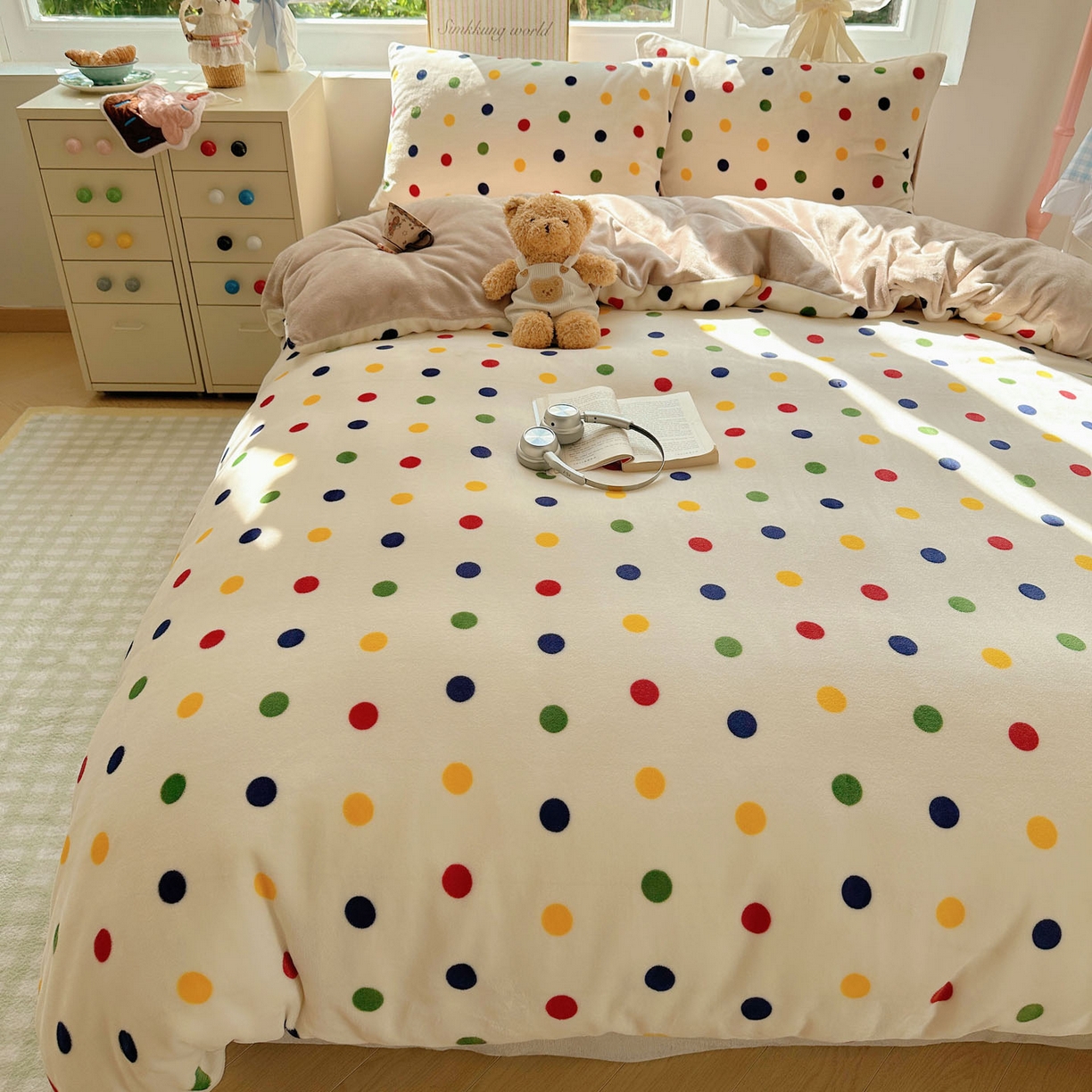 91家纺网 家纺一手货源 找家纺 暖芯优选 2025新款小清新加厚高克重牛奶绒四件套直播热款电商热款 奇异波点