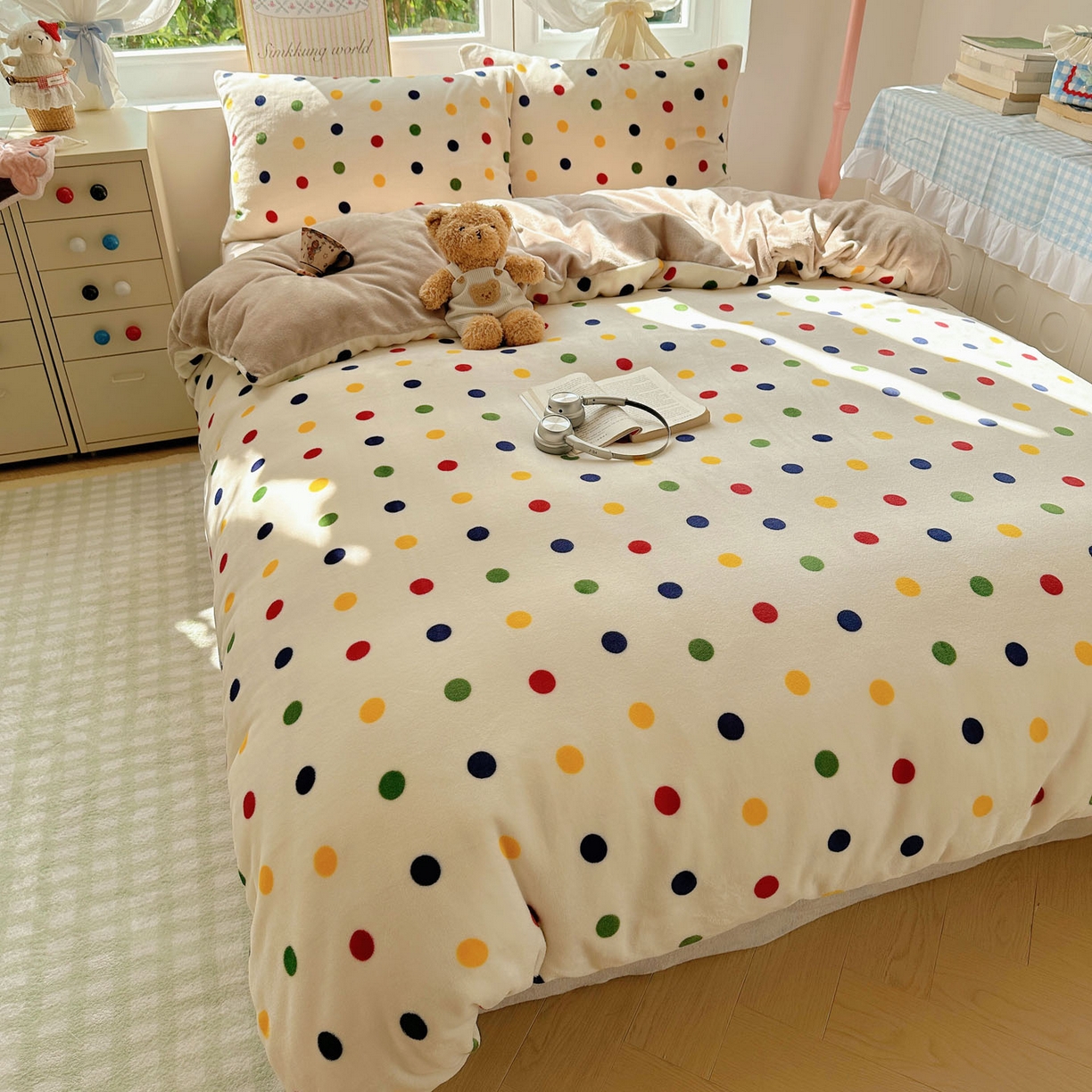 91家纺网 家纺一手货源 找家纺 暖芯优选 2025新款小清新加厚高克重牛奶绒四件套直播热款电商热款 奇异波点